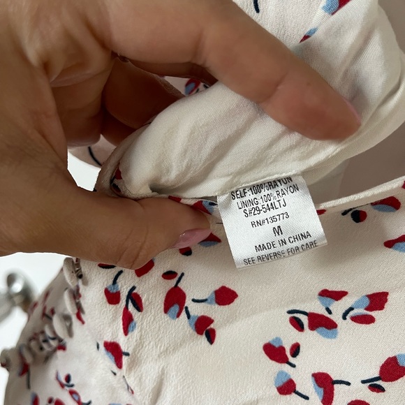 Olivia + James white short sleeve top size M, red and light blue flower buds - Picture 4 of 5